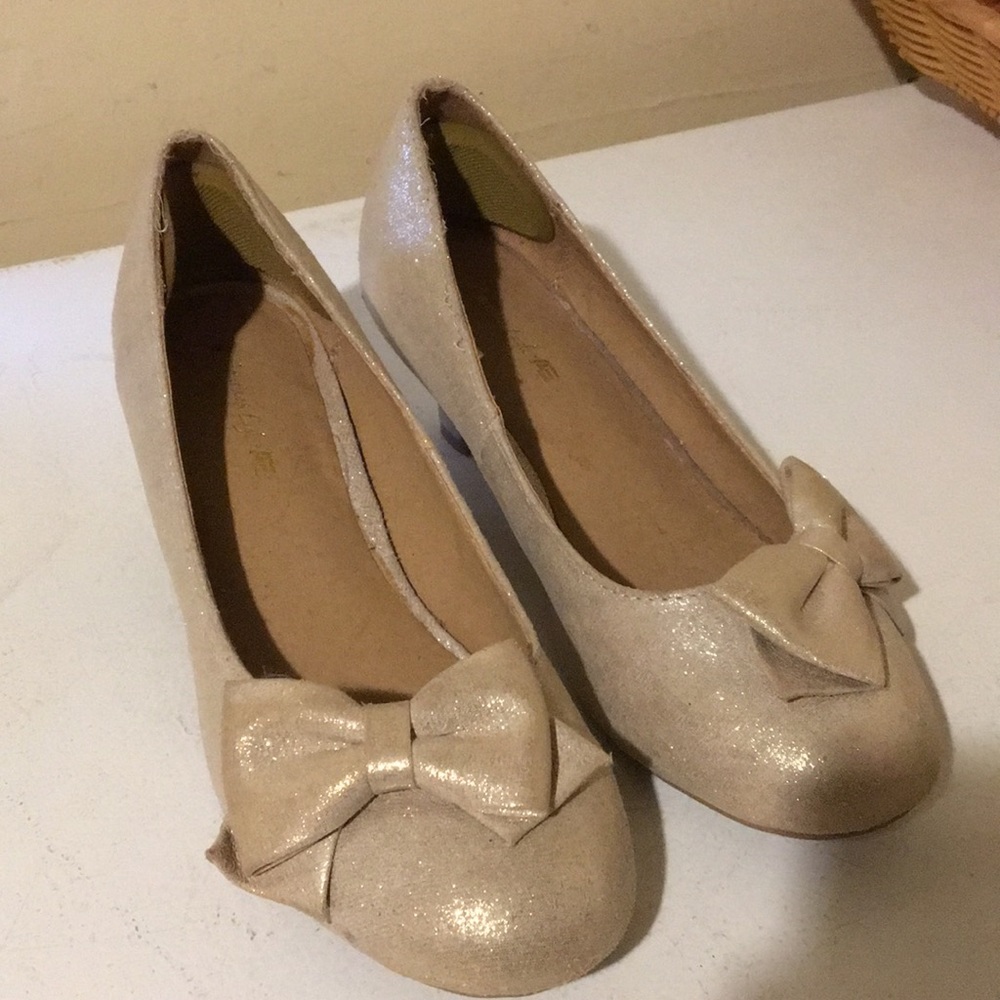 American Eagle cute heels with golden bows!